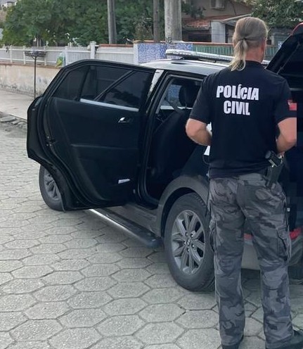 Polícia Civil realiza operação em combate a roubos de veículos em Bombinhas e região e faz prisões