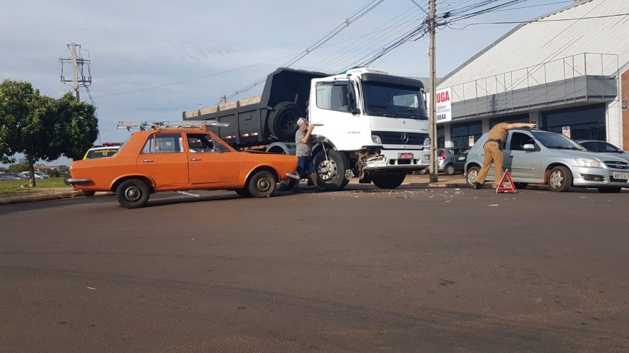 Três pessoas ficam feridas após forte colisão entre Corcel e caminhão na Rua JK