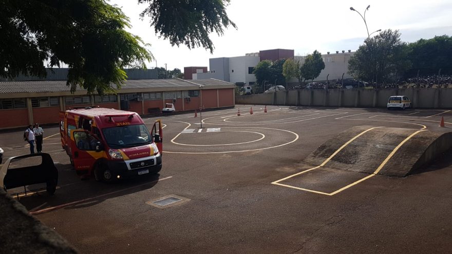 Vítima é socorrida após ser atropelada na pista de testes do Detran