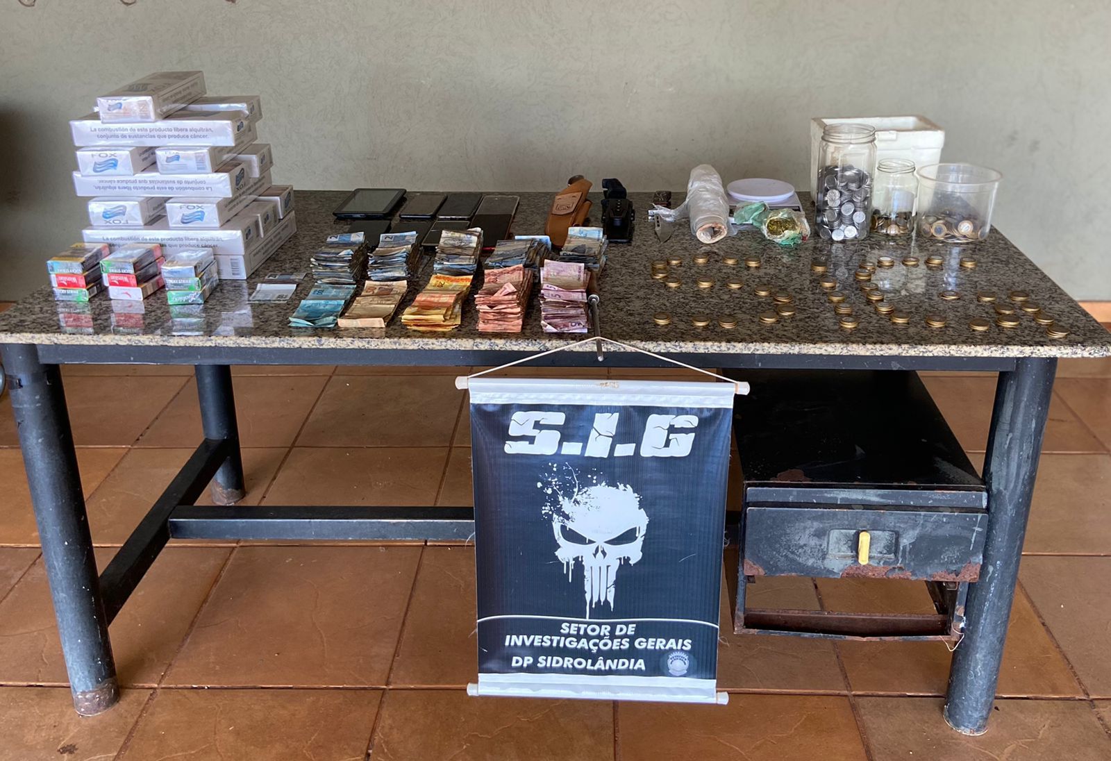 Polícia Civil cumpre mandado de busca e apreensão em ponto de tráfico de drogas e prende 3 traficantes em flagrante