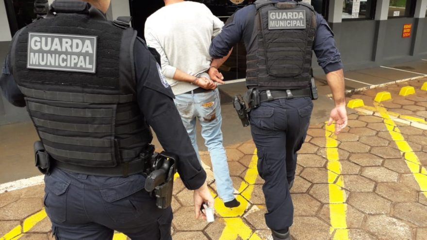 Homem invade a delegacia da mulher e precisa ser detido