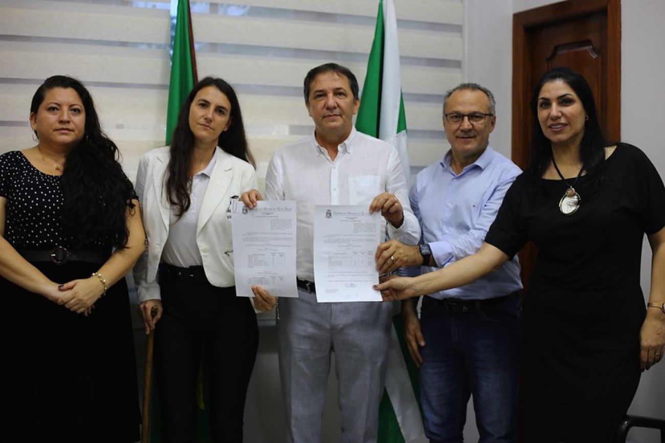 Prefeito sanciona projetos de lei que valorizam profissionais da educação