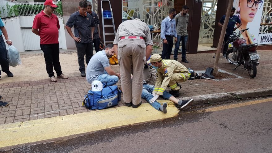 Motociclista fica ferido ao bater com caminhonete na Rua Minas Gerais