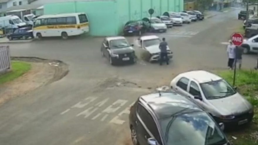 Impressionante: Veja o momento do atropelamento após colisão entre carros