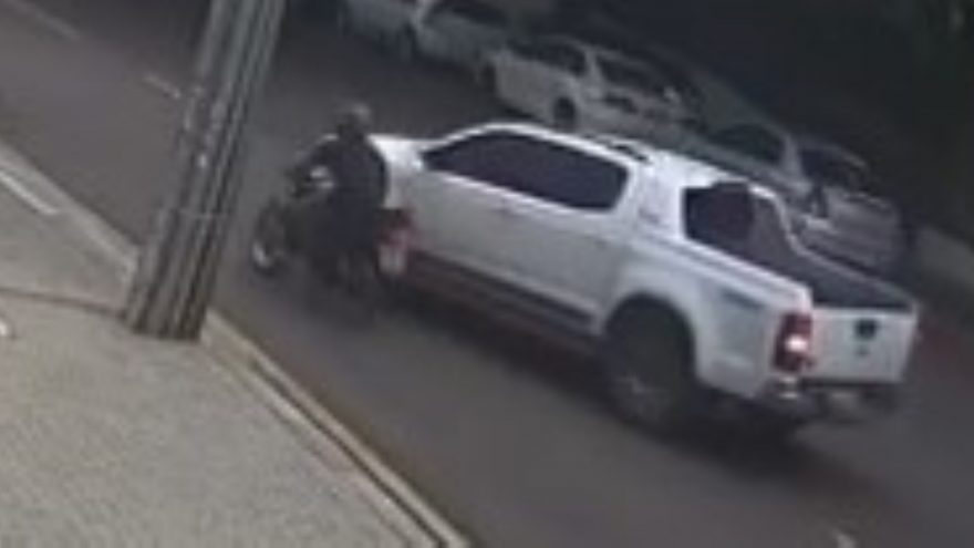 Veja imagens: S10 colide com CG 150 deixando motociclista ferido na Rua Minas Gerais