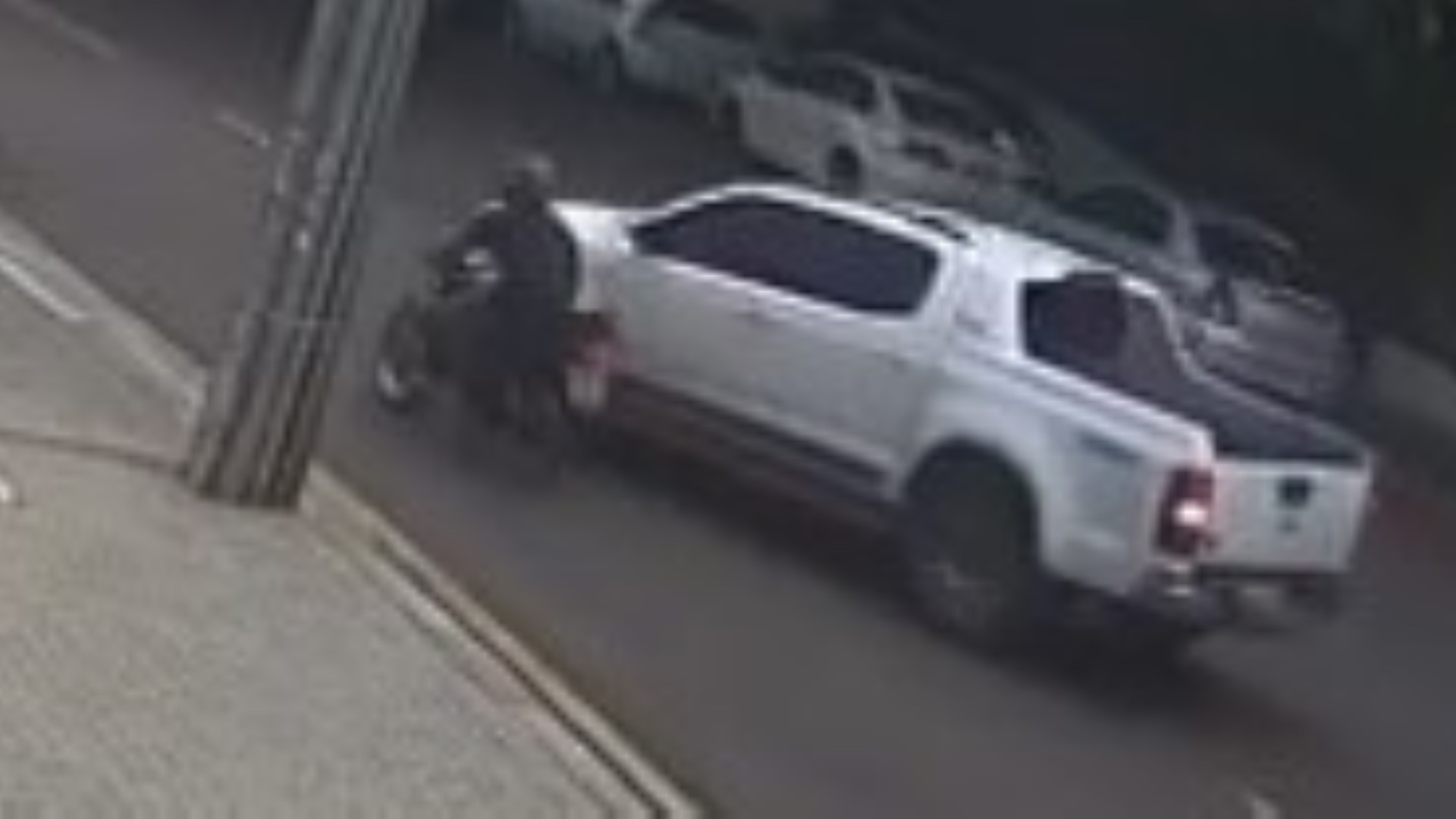 Veja imagens: S10 colide com CG 150 deixando motociclista ferido na Rua Minas Gerais