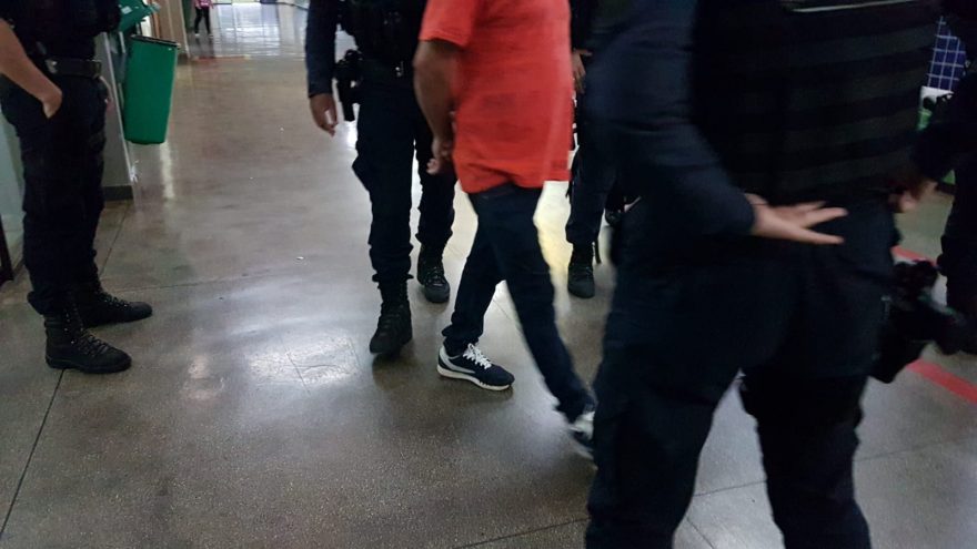 Homem é detido pela GM na rodoviária de Cascavel com produtos contrabandeados avaliados em R$ 20 mil