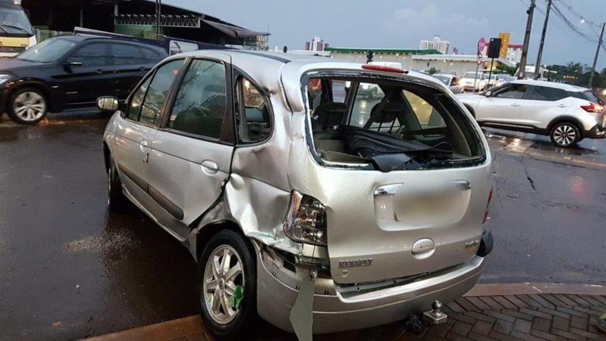 Veículo Scenic fica bastante danificado após colisão com ônibus