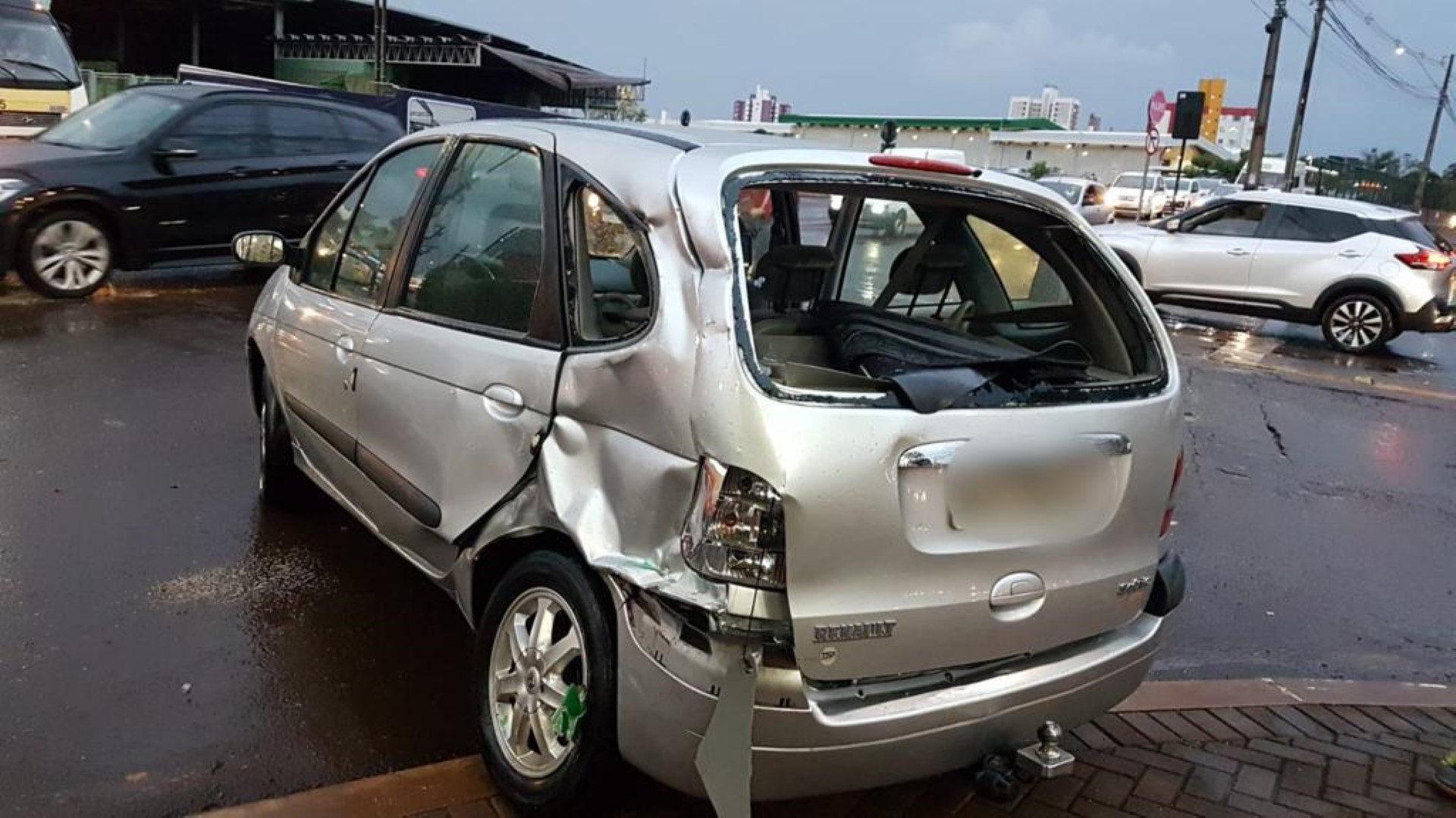 Veículo Scenic fica bastante danificado após colisão com ônibus