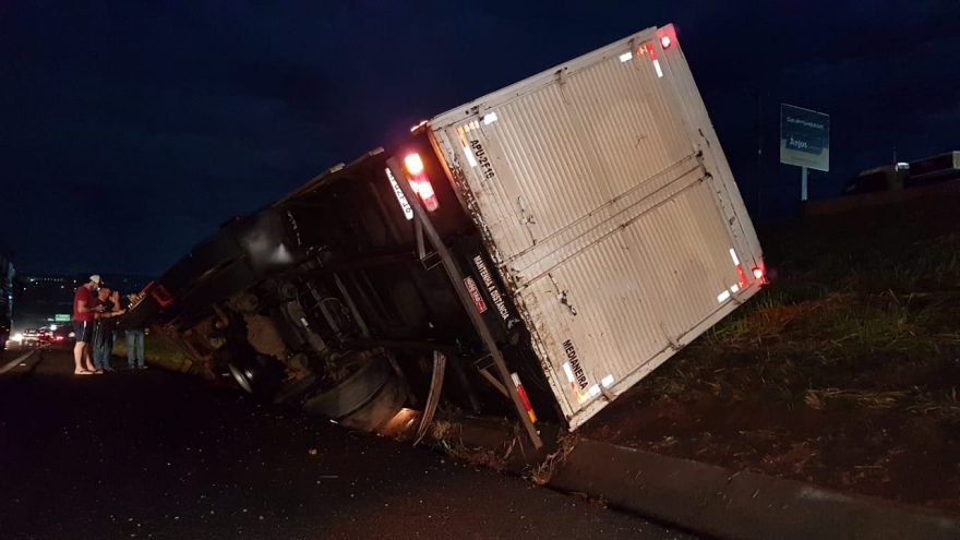 Caminhão tomba às margens da BR-277 em Cascavel