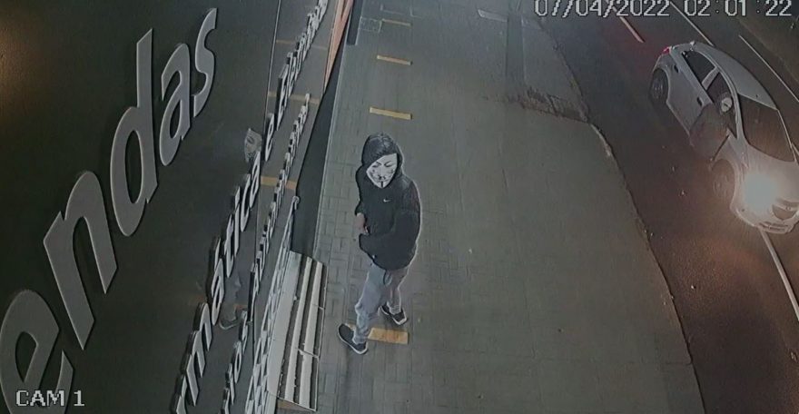 Vídeo: Usando máscara do “V de Vingança”, ladrão atira contra porta de empresa em tentativa de furto