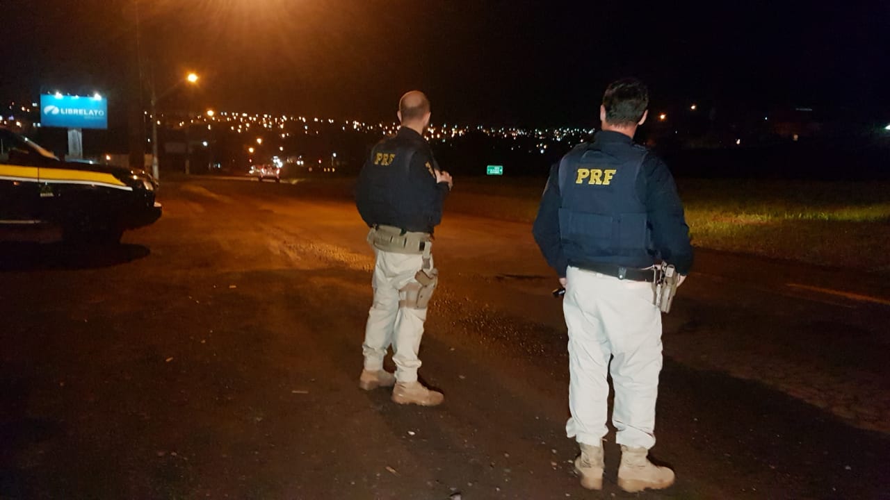 PRF faz abordagens a veículos na marginal da BR-277