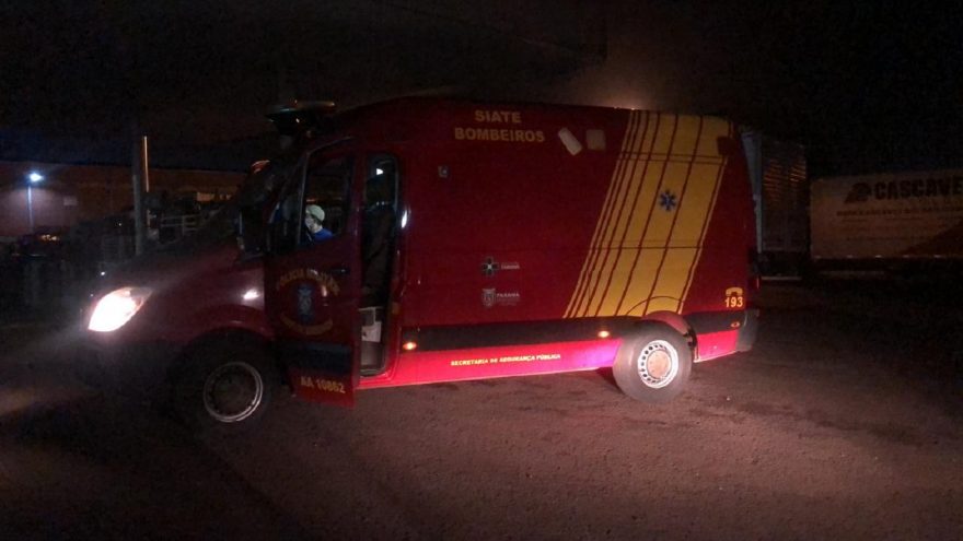 Motociclista sofre queda ao tentar cortar caminho por posto de combustíveis e enroscar moto em corda