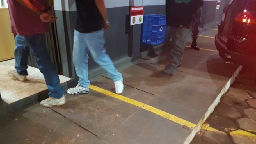 Três adolescentes são apreendidos em posse de porções de crack na Rua Cuiabá