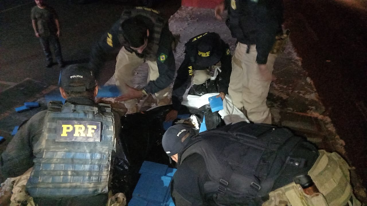 PRF apreende cocaína que era transportada em compartimento oculto de carreta
