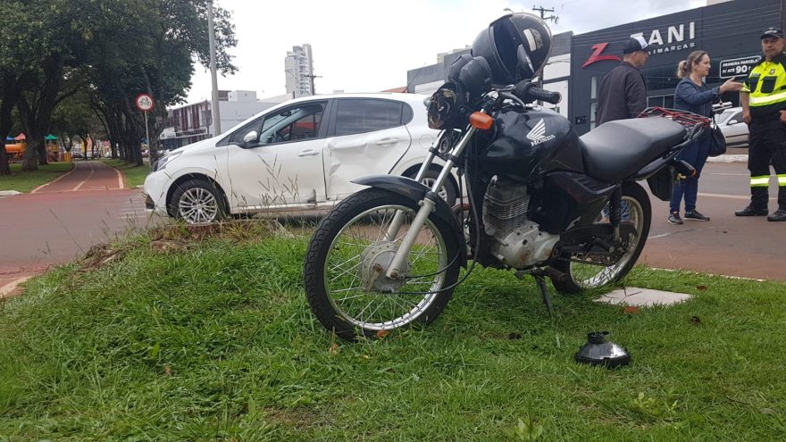 Motociclista abandona veículo após forte colisão com carro na Avenida Brasil