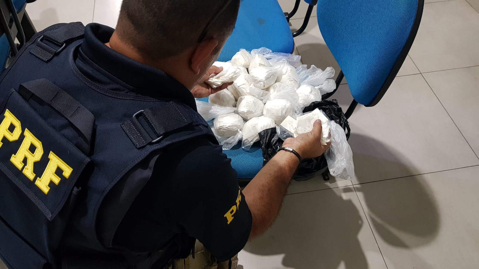 Em Vargem/SP, PRF apreende mais de 1430 papelotes de cocaína