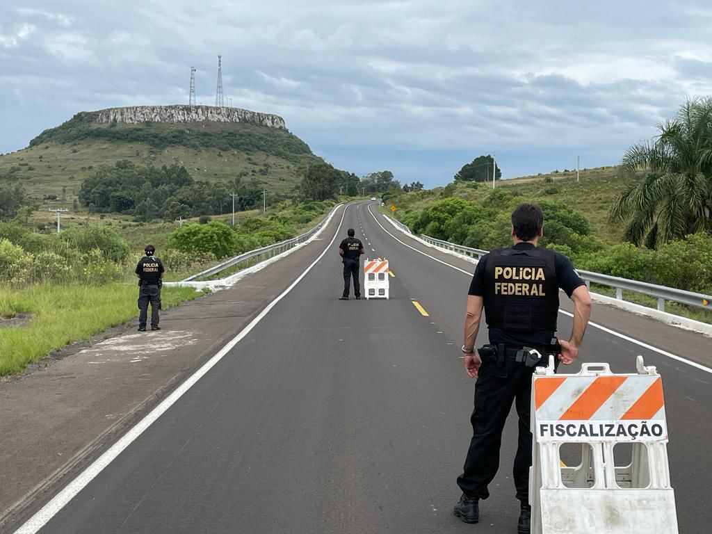 Polícia Federal apreende R$ 677 mil em ação de combate a crimes financeiros na fronteira com o Uruguai