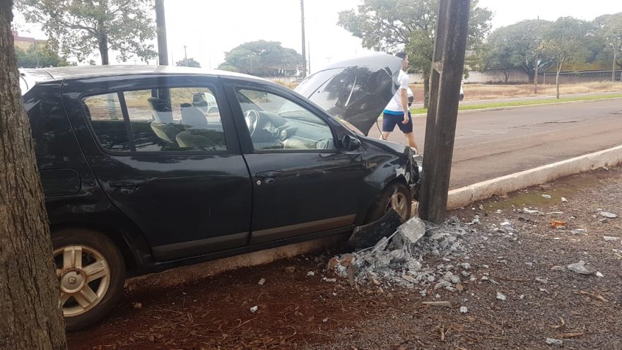 Após colisão com Celta, Sandero invade calçada e destrói poste