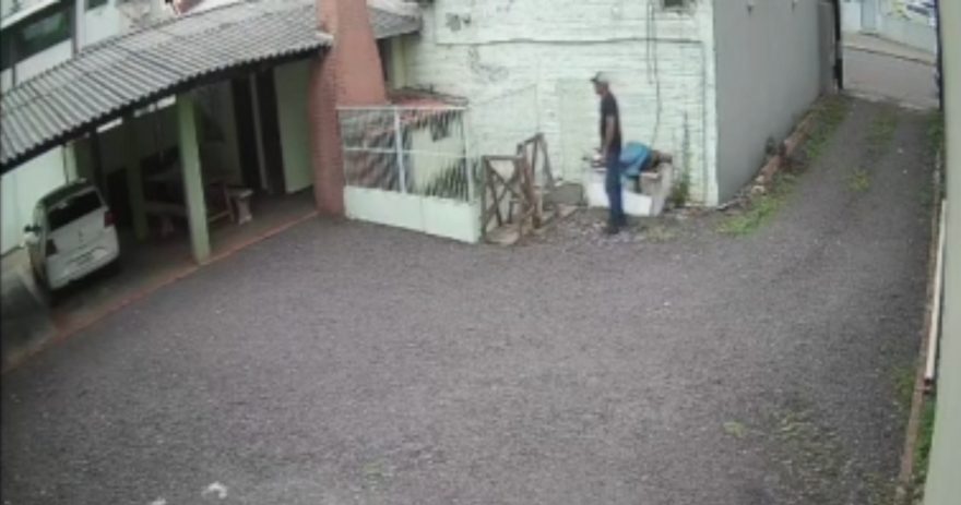 Imagem mostra ladrão invadindo casa do ex-prefeito Edgar Bueno pra furtar celular