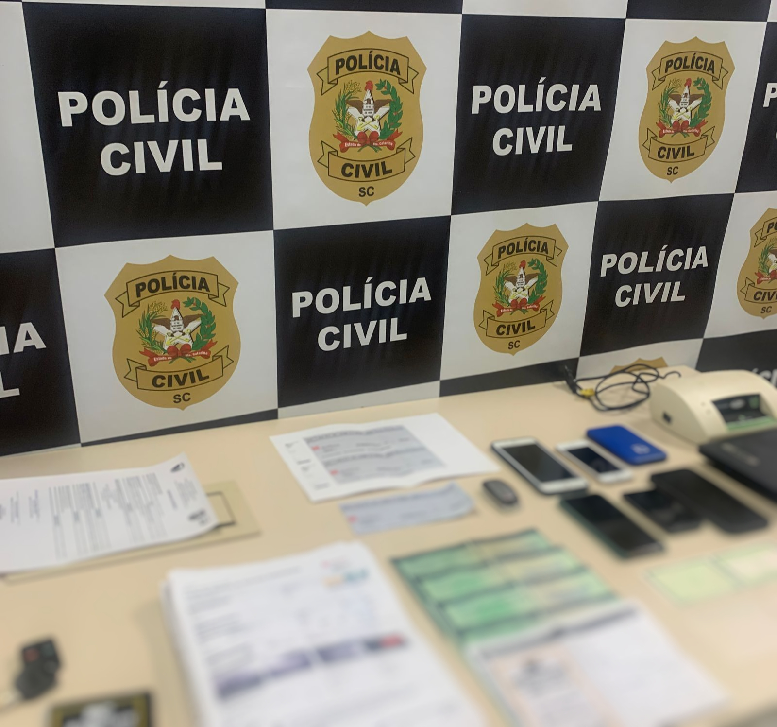 Polícia Civil cumpre buscas em Balneário Camboriú em investigação de golpe e captura foragido da Justiça