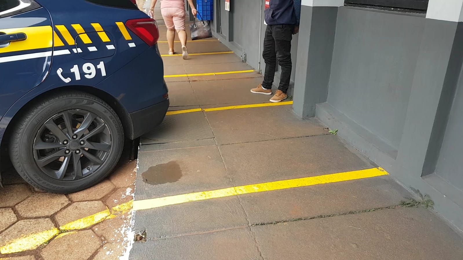 Homem que foi preso pela PRF é levado à delegacia; no carro em que ele estava foram encontrados 319 quilos de maconha Homem que foi preso pela PRF é levado à delegacia; no carro em que ele estava foram encontrados 319 quilos de maconha