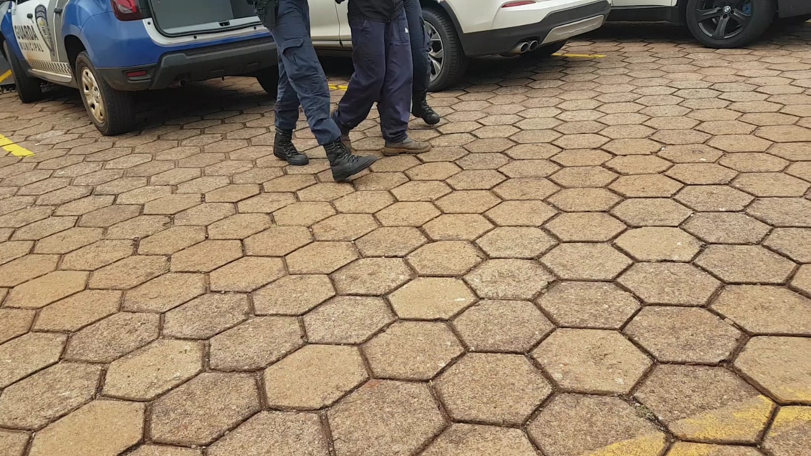 Rapaz que era procurado pela Justiça pelos crimes de aliciação de menor e roubo é localizado pela Guarda Municipal Rapaz que era procurado pela Justiça pelos crimes de aliciação de menor e roubo é localizado pela Guarda Municipal