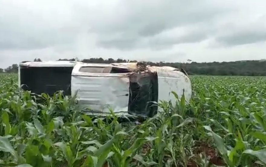 Caminhonete fica destruída em capotamento na rodovia PR-180