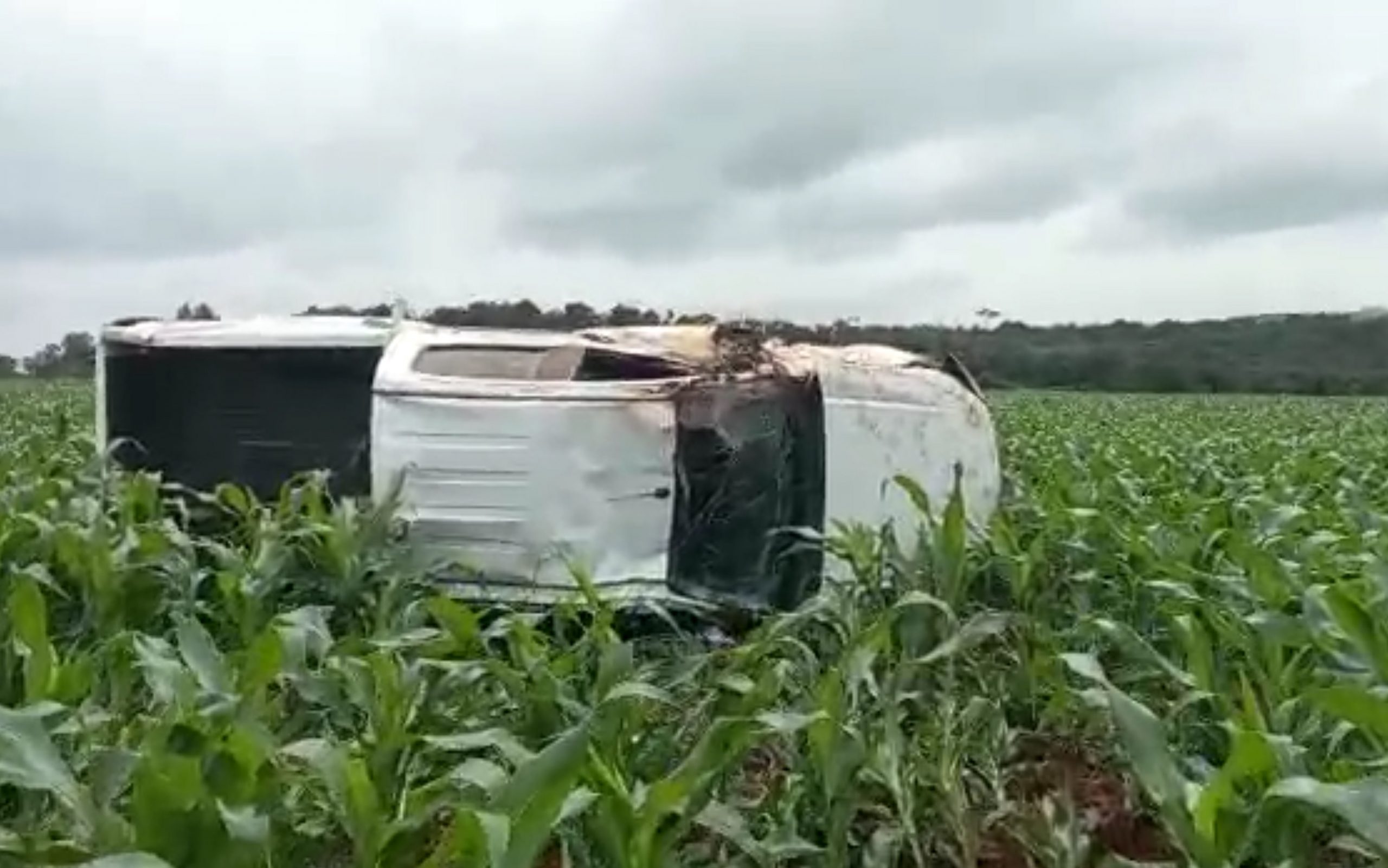 Caminhonete fica destruída em capotamento na rodovia PR-180 Caminhonete fica destruída em capotamento na rodovia PR-180
