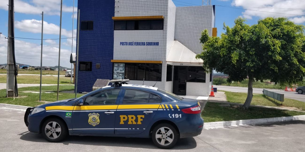 Caminhão roubado é recuperado pela PRF na BR 232, em Belo Jardim