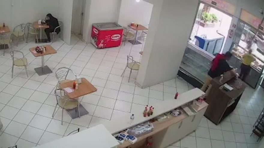 Vídeo: Mulher tem celular furtado em lanchonete de Cascavel