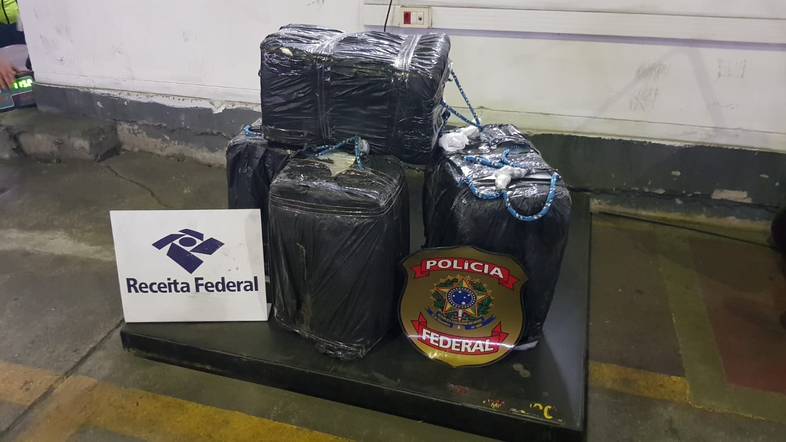 Polícia Federal e Receita Federal apreendem cerca de 250 kg de cocaína no porto de Itajaí/SC