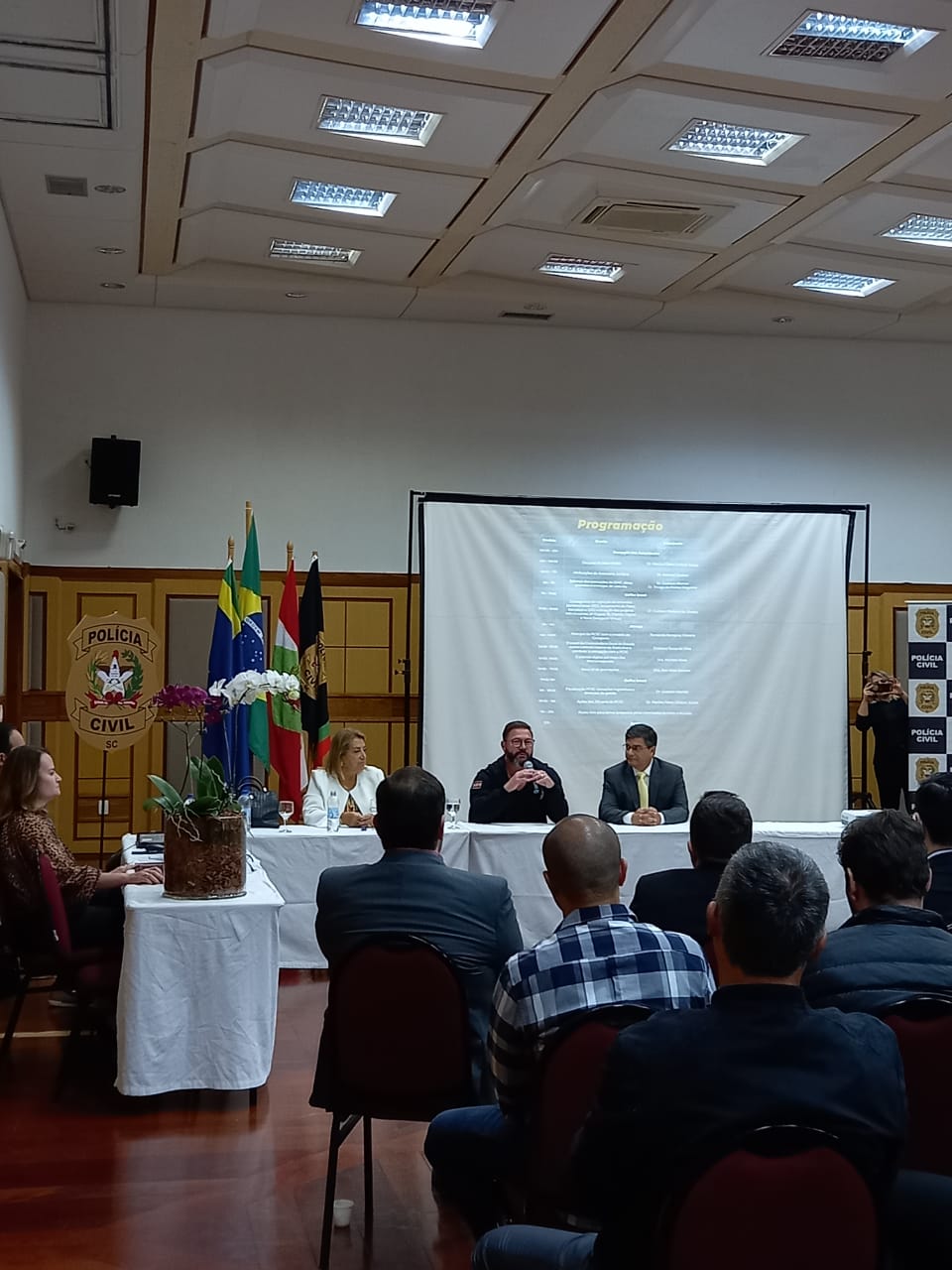 Reunião aborda gestão e planejamento estratégico da Polícia Civil com diretores e delegados regionais