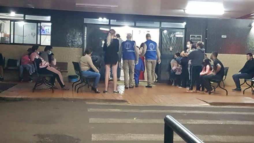 Menino de oito anos cai do balanço e sofre contusão nas costas