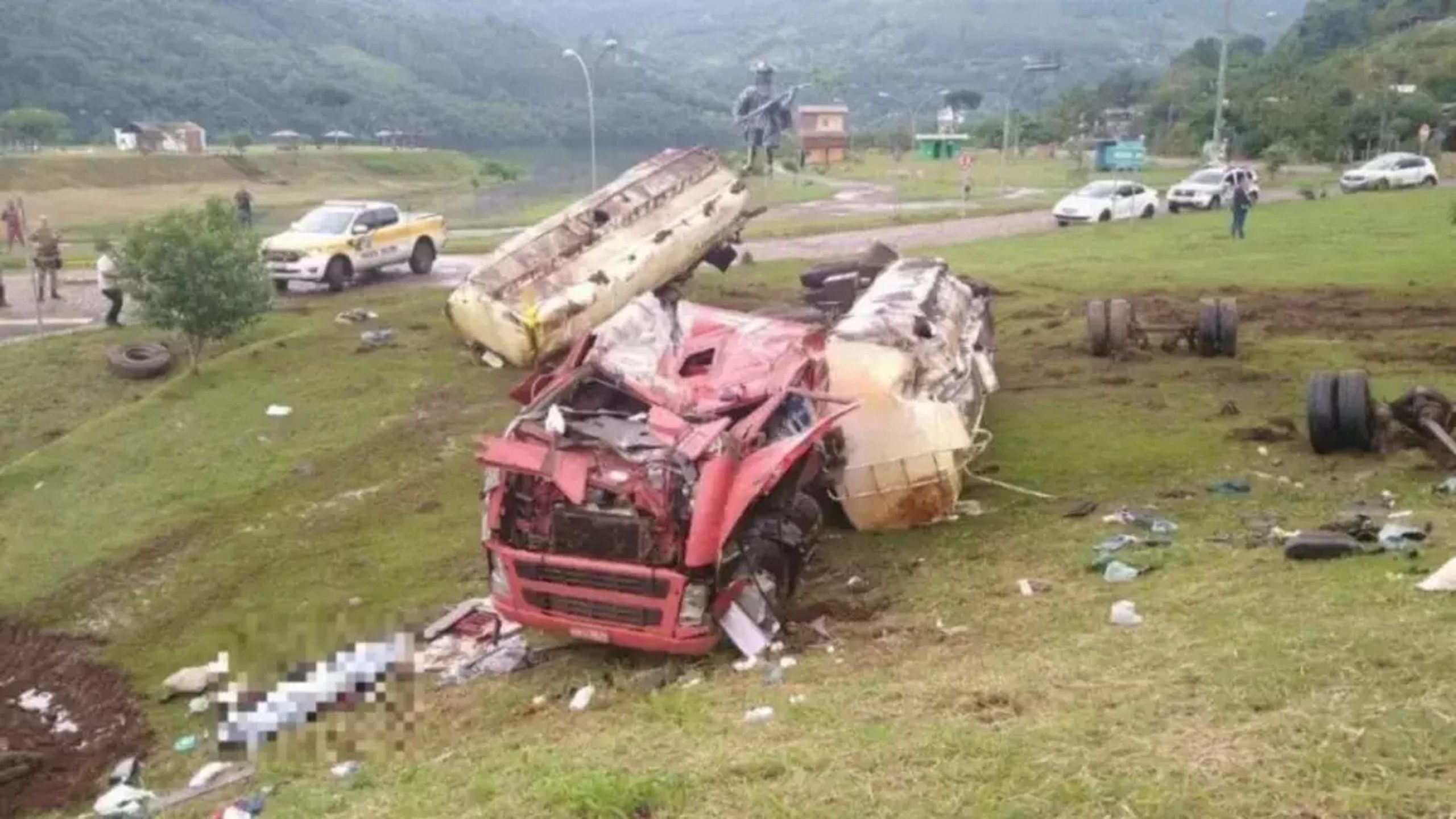 Caminhoneiro morre após tombar caminhão em gravíssimo acidente