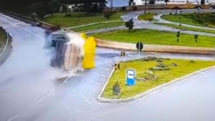 Veja vídeo: Caminhoneiro morre em gravíssimo acidente após capotar