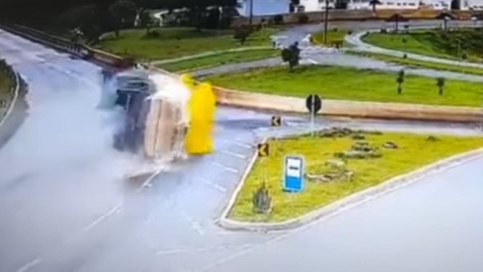 Veja vídeo: Caminhoneiro morre em gravíssimo acidente após capotar