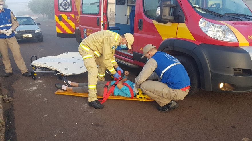 Mulher fica ferida após colisão entre carro e moto no Parque dos Ipês