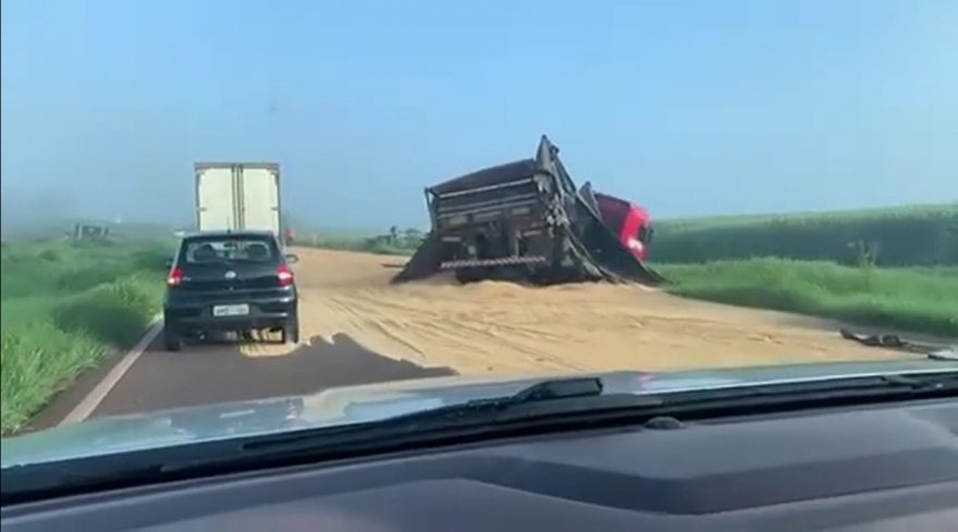 Acidente envolvendo carretas deixa BR-467 tomada por grãos