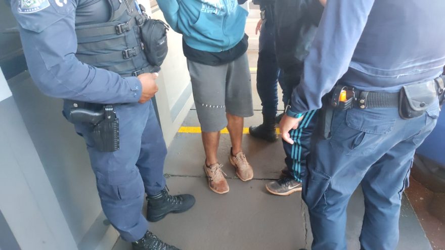 Homens são flagrados furtando mangueiras de hidrantes na Secretaria de Saúde