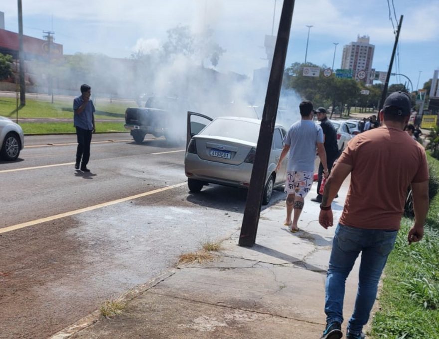 Bombeiros são mobilizados pra combaterem incêndio em veículo
