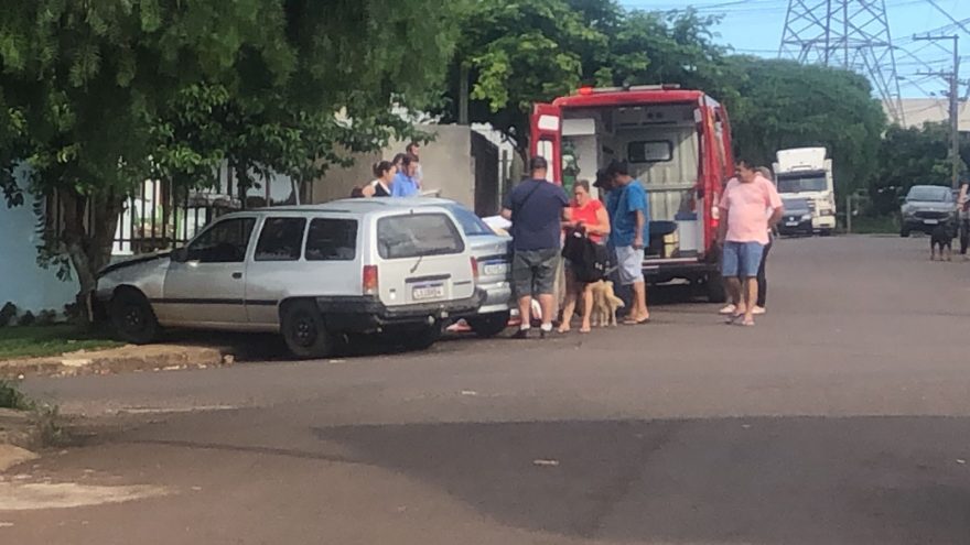 Colisão entre carros deixa mulher ferida no Santa Felicidade