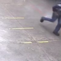 Imagem referente a Vídeo: Câmera mostra suposto autor de homicídio correndo na rodoviária após crime