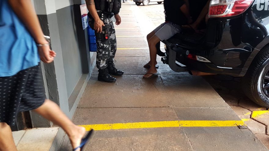 Três adolescentes são detidos por militares do Choque suspeitos de tráfico de drogas