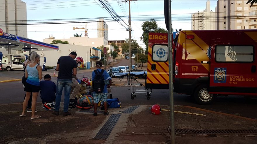 Motorista foge após colidir com moto na Rua São Paulo; Duas pessoas ficaram feridas