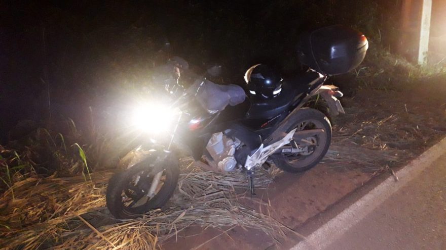 Homem fica ferido ao sofrer queda de moto na Rua Rio da Paz