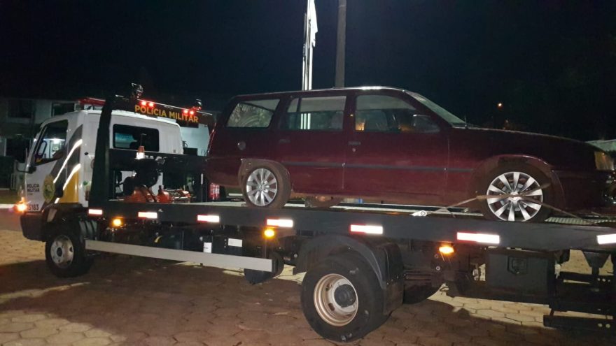 Rapaz é detido com carro furtado no Bairro Julieta Bueno, em Cascavel
