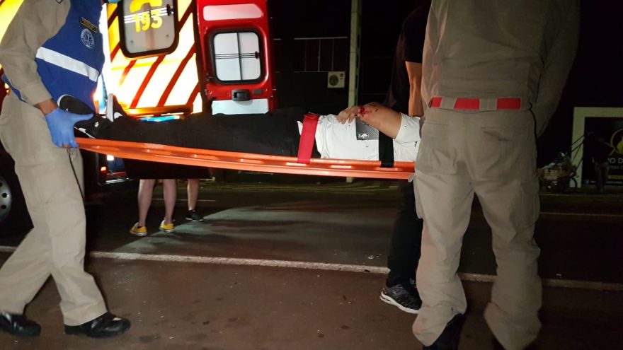Jovens são atropelados na Rua Paraná, no Centro de Cascavel