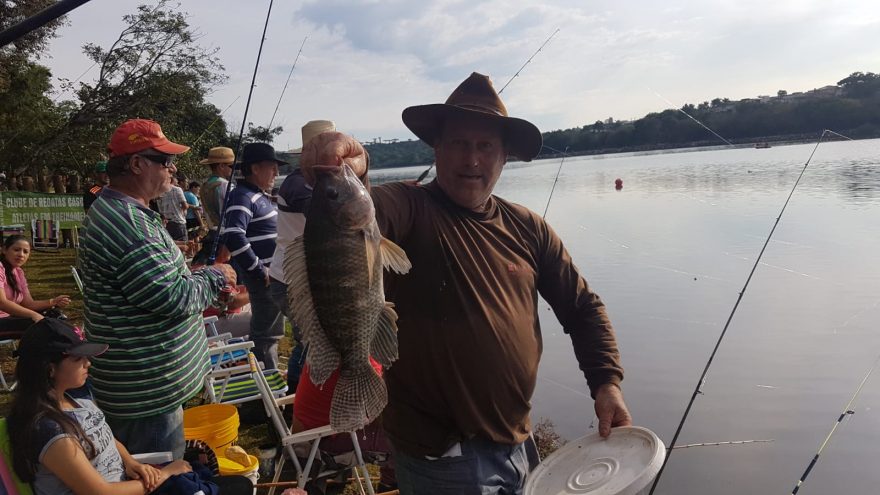 Cascavelenses aproveitam domingão com a pesca no Lago Municipal; diversos peixes foram fisgados