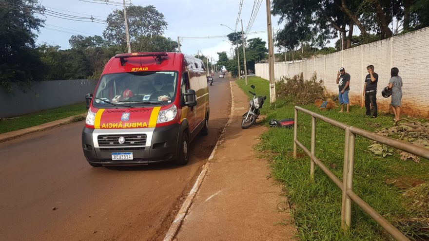 Mãe e filha ficam feridas após cair de moto
